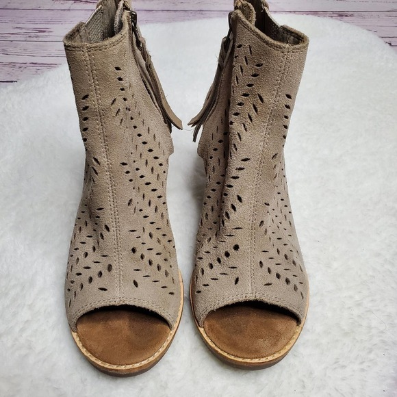 TOMS Majorca Diamond Perforated Suede Peep Toe Booties Desert Taupe Size 5.5 - Picture 8 of 11